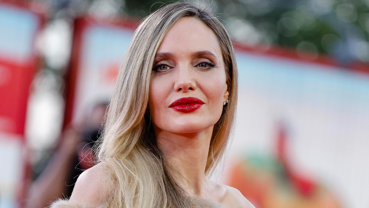 Venezia 81, dieci minuti di applausi per Angelina Jolie. Che brilla sul red carpet e si commuove in sala